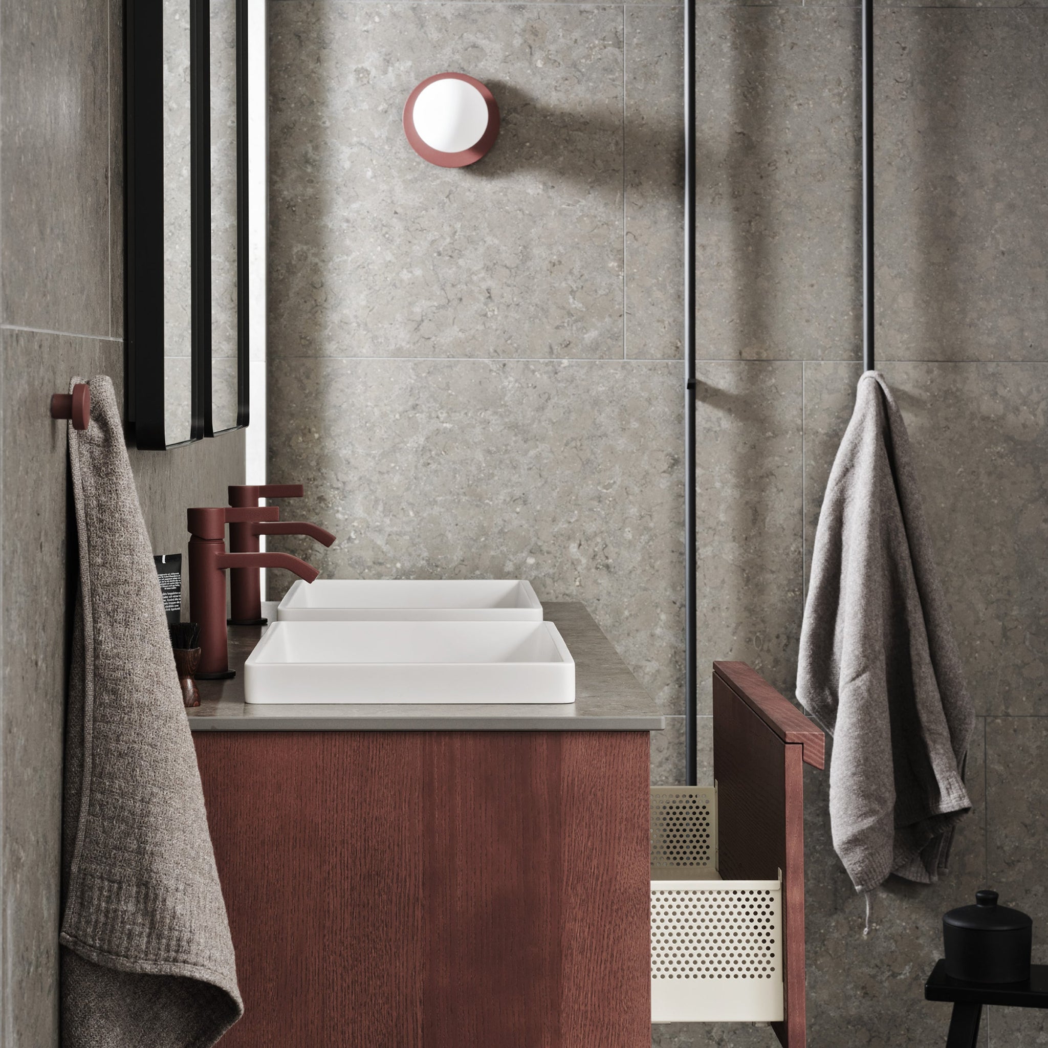 Kommod H2 Reddish Brown